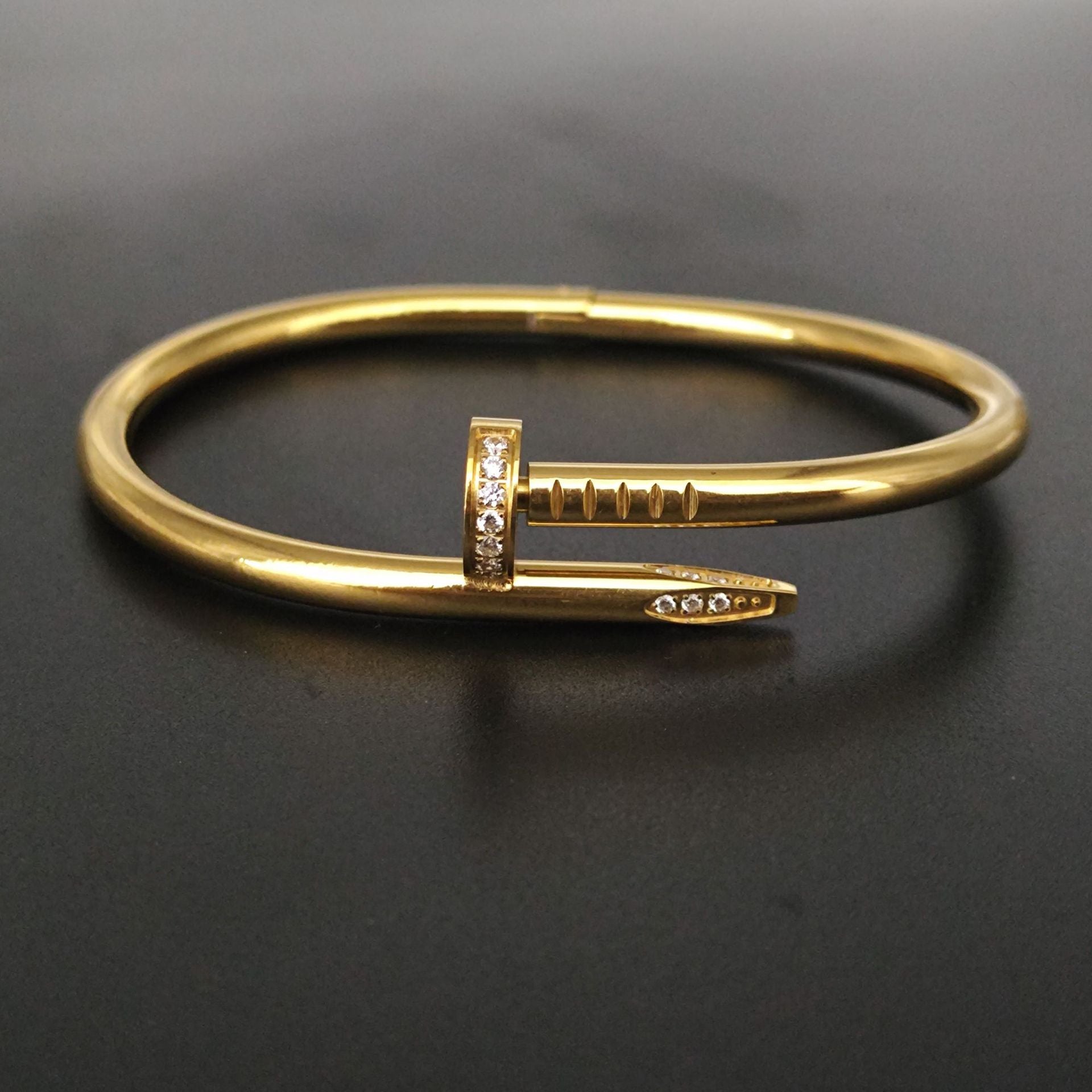 Pulseira Feminina Texturada em Aço de Titânio | Banho a Ouro 18K | Não Oxida