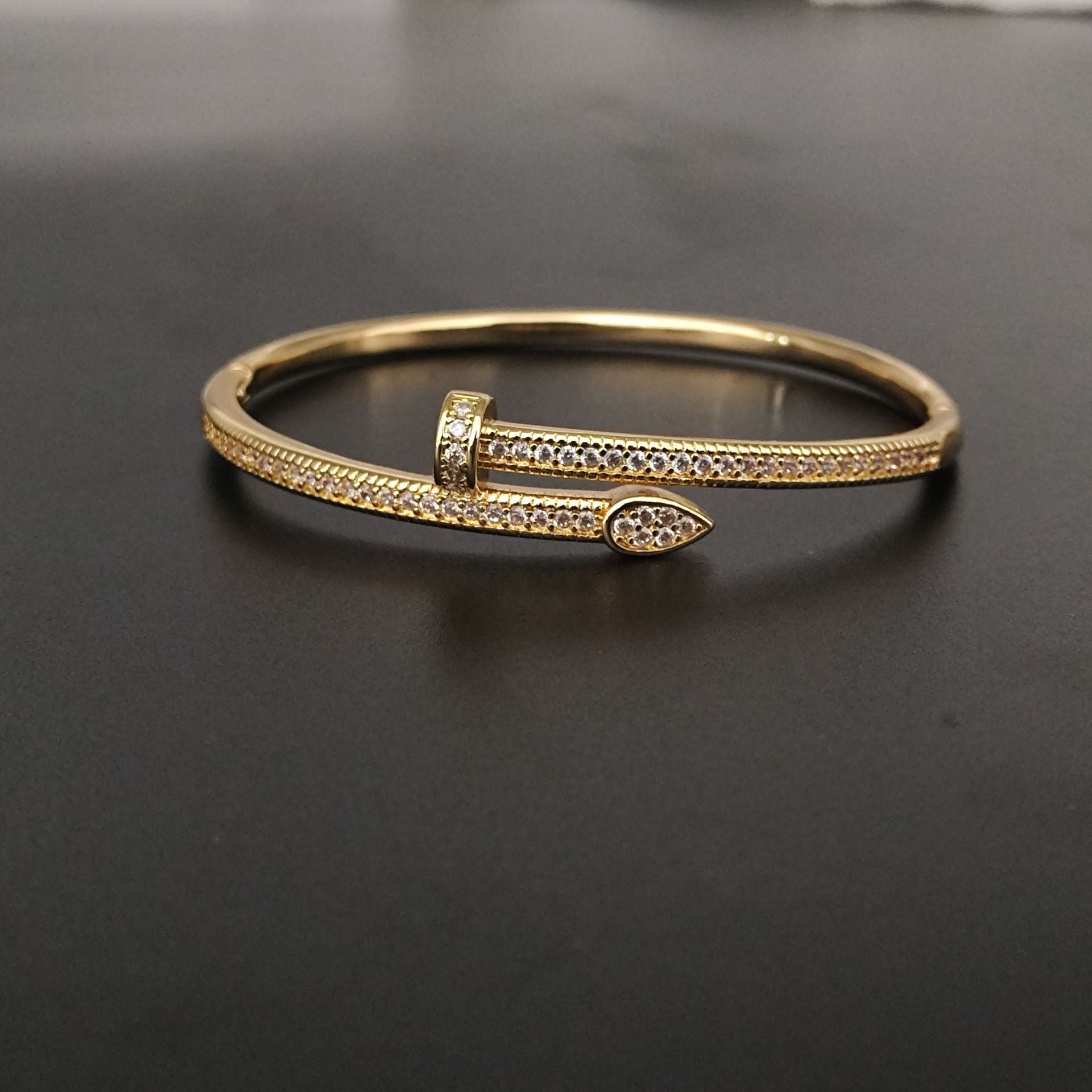Pulseira Feminina Texturada em Aço de Titânio | Banho a Ouro 18K | Não Oxida