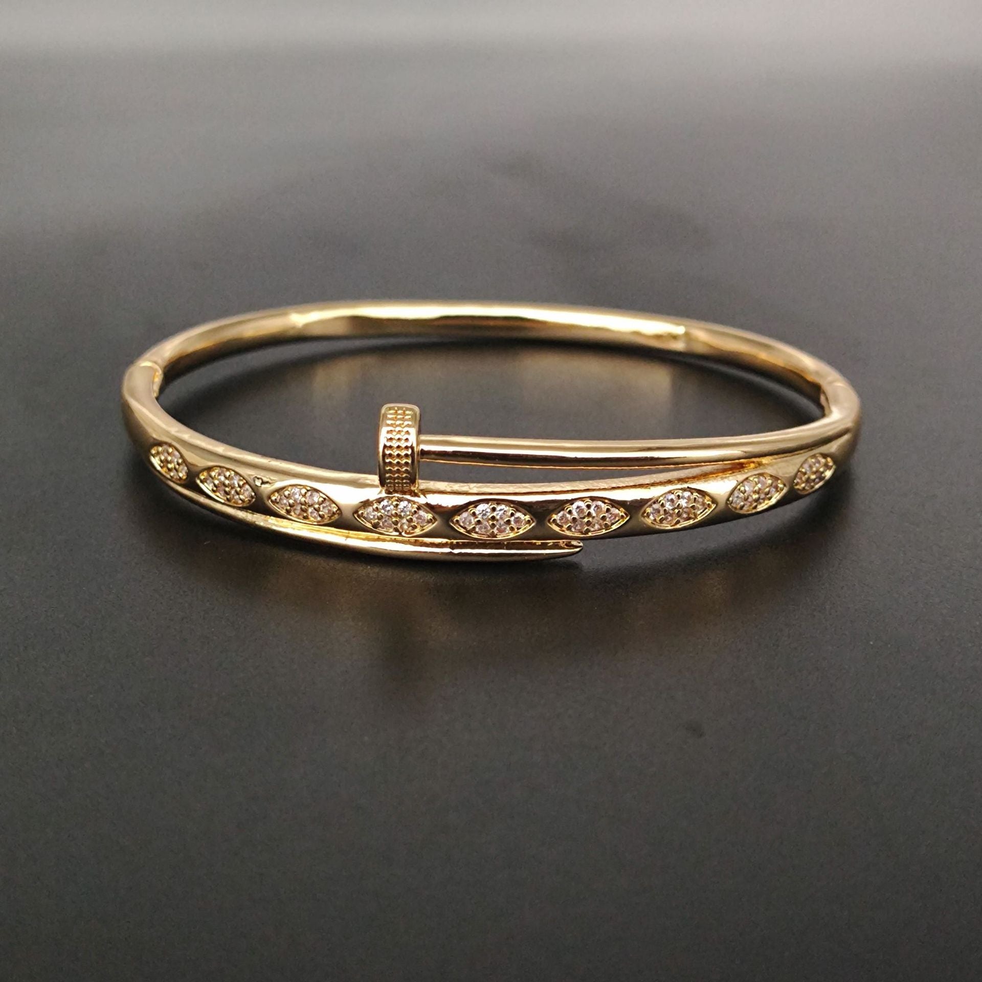 Pulseira Feminina Texturada em Aço de Titânio | Banho a Ouro 18K | Não Oxida