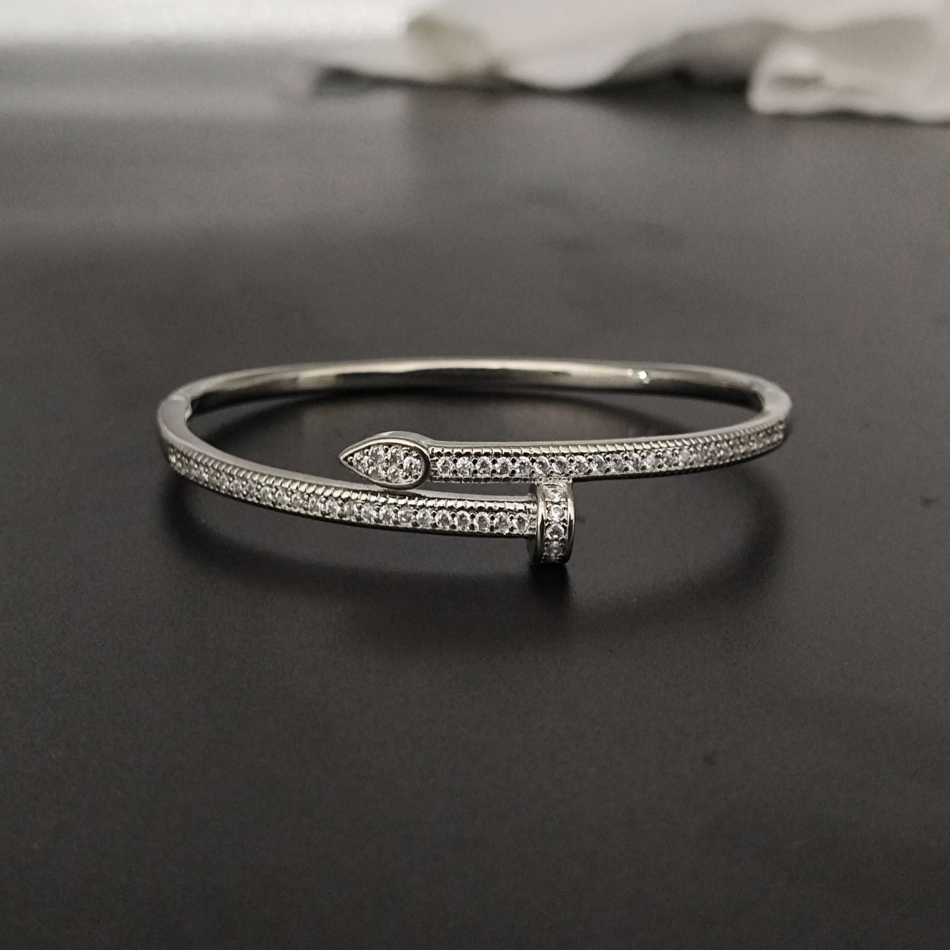 Pulseira Feminina Texturada em Aço de Titânio | Banho a Ouro 18K | Não Oxida