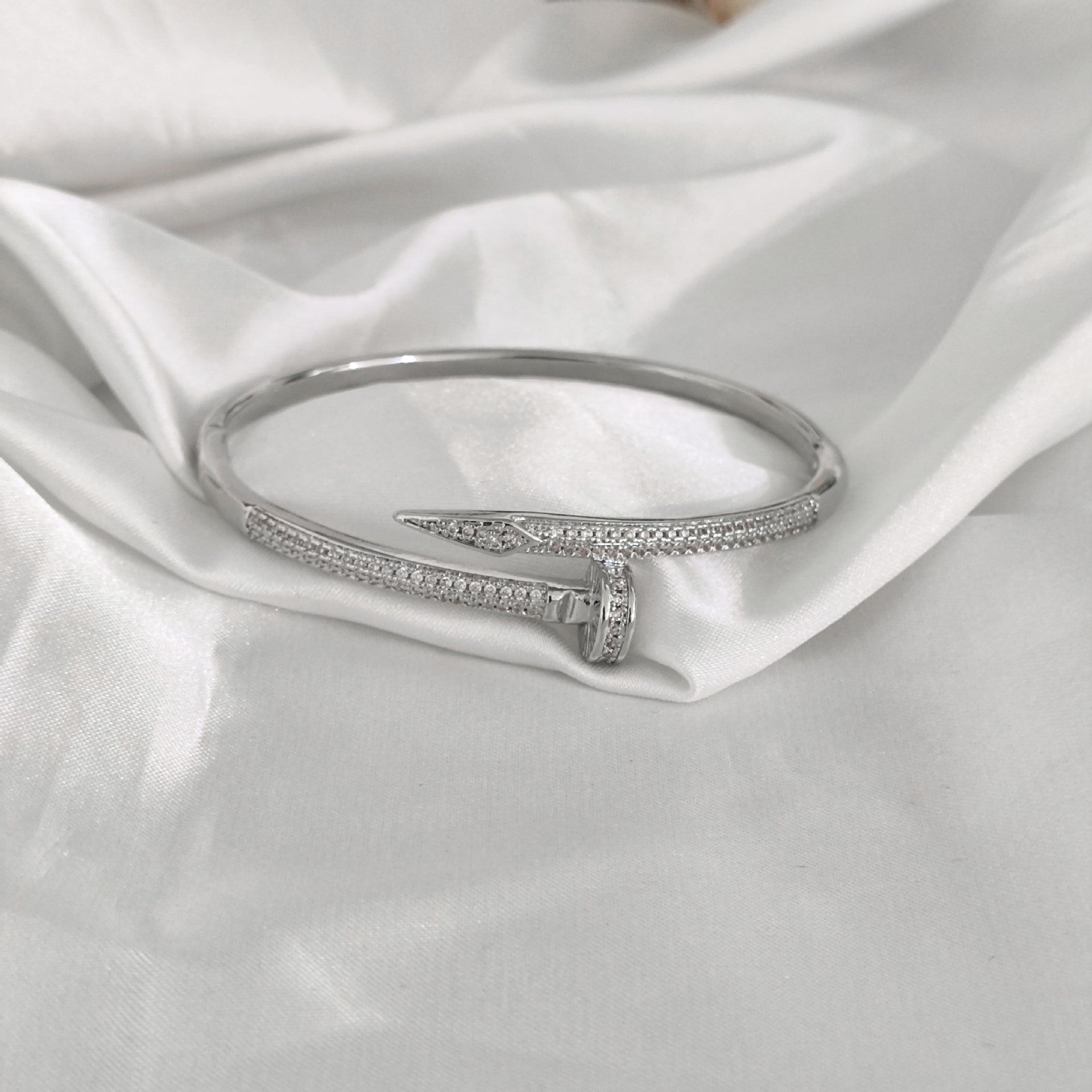 Pulseira Feminina Texturada em Aço de Titânio | Banho a Ouro 18K | Não Oxida
